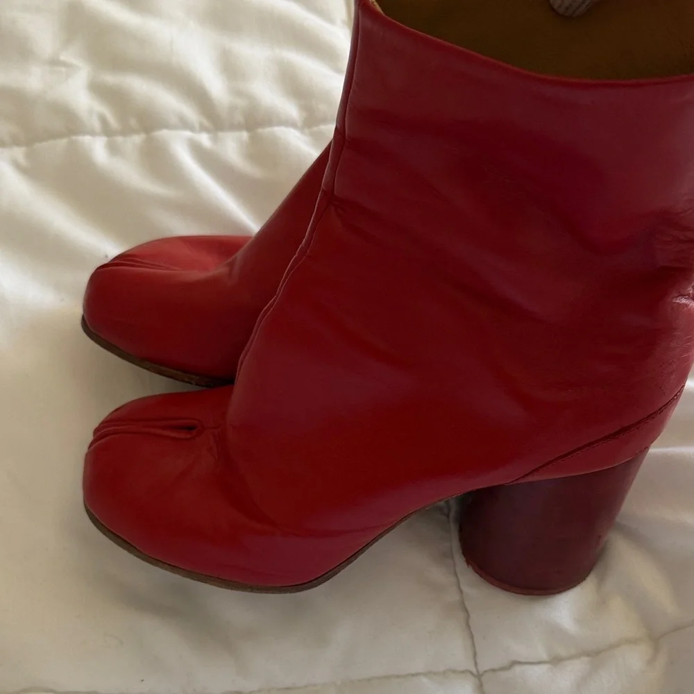 Maison Martin Margiela Red Split-Toe Leather Ankle Boots - Picture 8 of 8